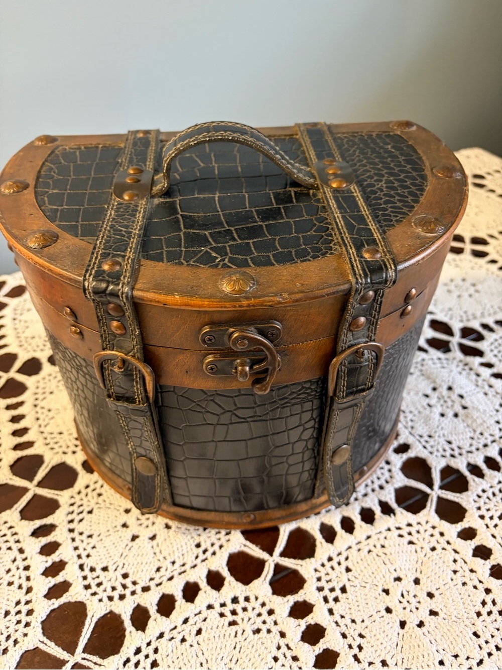 Vintage Wood and Leather 1/2 Circle Carrying Case - Picture 9 of 9